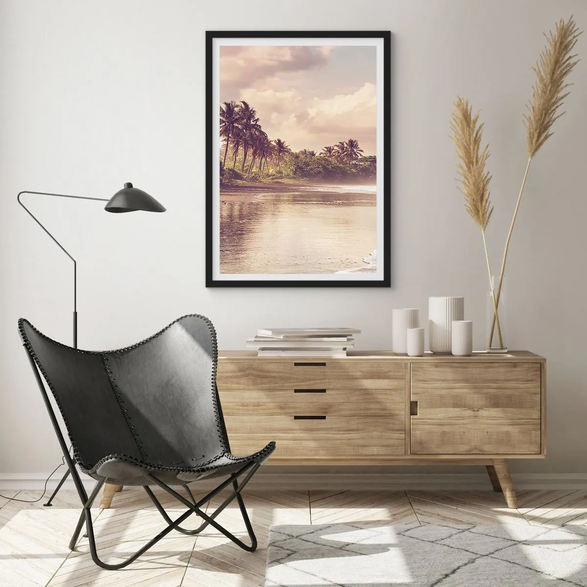 Poster in einem schwarzem Rahmen - Tropischer Strand bei Sonnenuntergang mit Palmen - 50x70cm - Die Liebkosung der Wellen - Moderne Wanddekoration für Wohnzimmer und Schlafzimmer ARTTOR