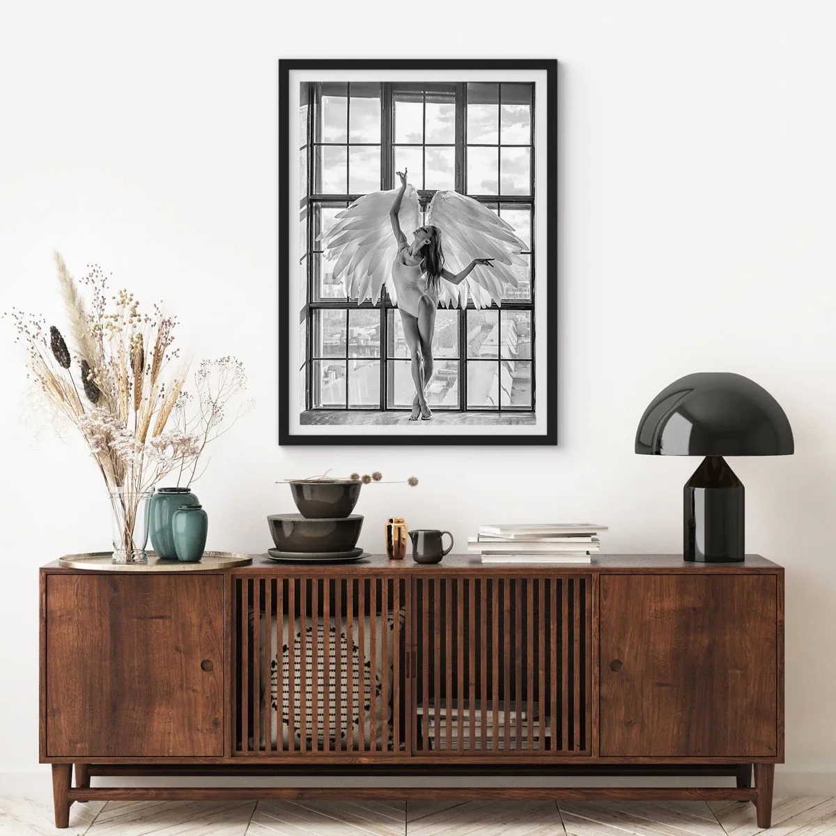 Poster in einem schwarzem Rahmen - Eine Figur mit Engelsflügeln vor dem Hintergrund eines Fensters - 50x70cm - Stadt der Engel? - Moderne Wanddekoration für Wohnzimmer und Schlafzimmer ARTTOR