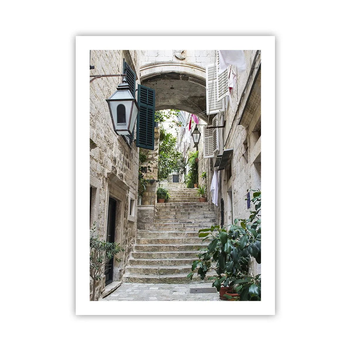 Poster - Eine malerische Steinstraße mit Treppen und Vegetation - 50x70cm - Eine bezaubernde Gasse - Moderne Wanddekoration für Wohnzimmer und Schlafzimmer ARTTOR