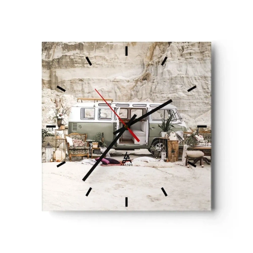 Wanduhr - Glasuhr - Ein Retro-Camper im Boho-Design vor einer felsigen Landschaft. - 30x30cm - Es ist die Zeit, die Reise zu beginnen - Moderne Wanddekoration für Wohnzimmer und Schlafzimmer ARTTOR