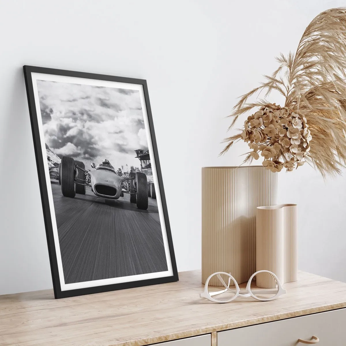 Poster in einem schwarzem Rahmen - Retro-Rennwagen auf der Strecke in Schwarz und Weiß - 50x70cm - Power ist da! - Moderne Wanddekoration für Wohnzimmer und Schlafzimmer ARTTOR