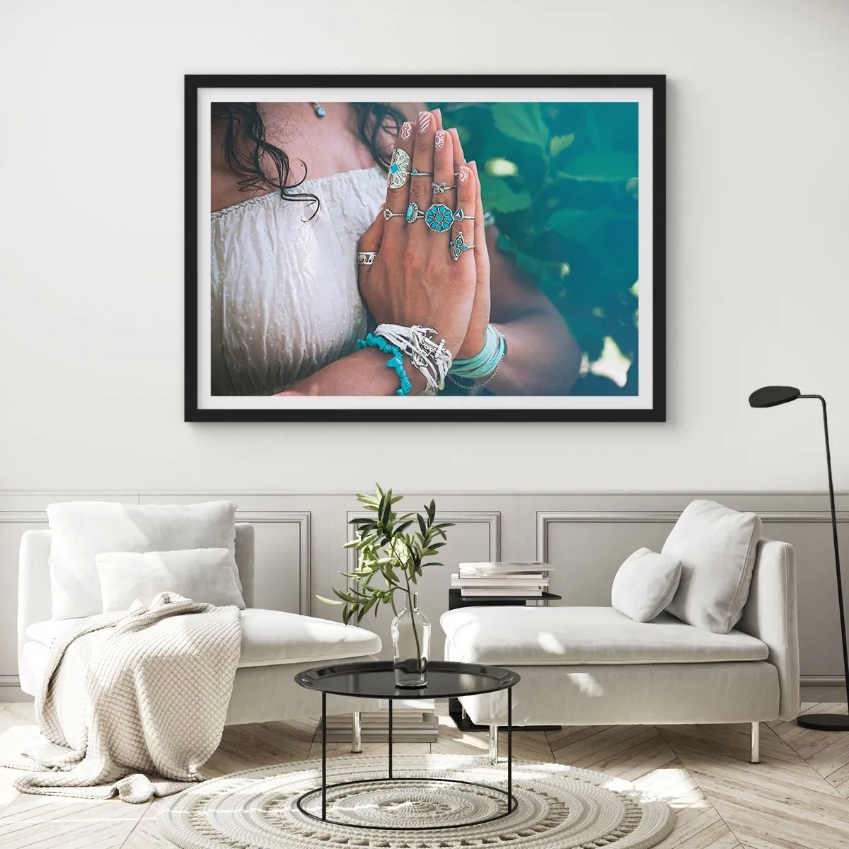 Poster in einem schwarzem Rahmen - Mit Boho-Schmuck verzierte Hände - 70x50cm - Willkommen im Zentrum des Seins - Moderne Wanddekoration für Wohnzimmer und Schlafzimmer ARTTOR
