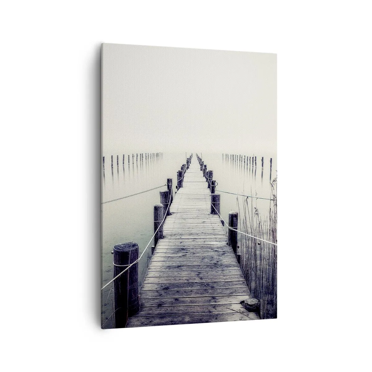 Bild auf Leinwand - Leinwandbild - Eine Holzbrücke, die in einen nebligen Raum führt - 70x100cm - Tauchen Sie in Ruhe ein - Moderne Wanddekoration für Wohnzimmer und Schlafzimmer ARTTOR