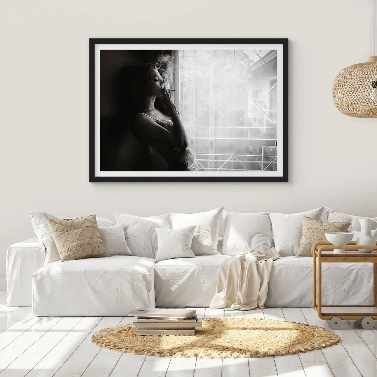 Poster in einem schwarzem Rahmen - Eine Frau in sinnlicher Pose auf einem Schwarzweißfoto - 70x50cm - Sinnlicher Moment - Moderne Wanddekoration für Wohnzimmer und Schlafzimmer ARTTOR