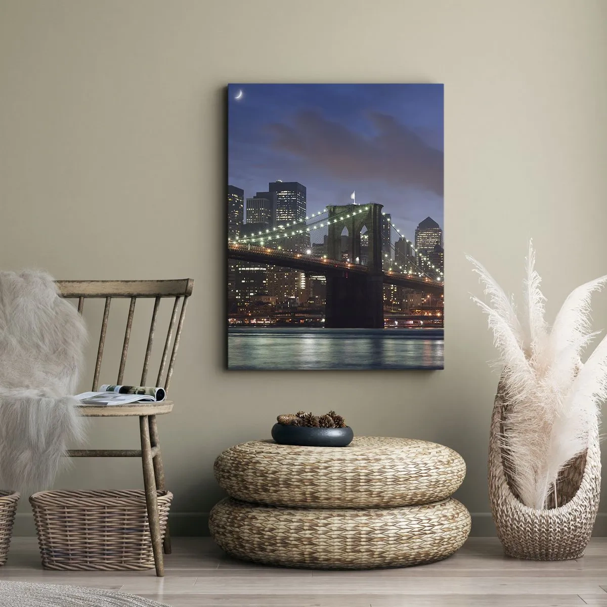 Bild auf Leinwand - Leinwandbild - New York City Bridge bei Nacht mit beleuchteten Gebäuden - 70x100cm - Leuchtende Nacht - Moderne Wanddekoration für Wohnzimmer und Schlafzimmer ARTTOR