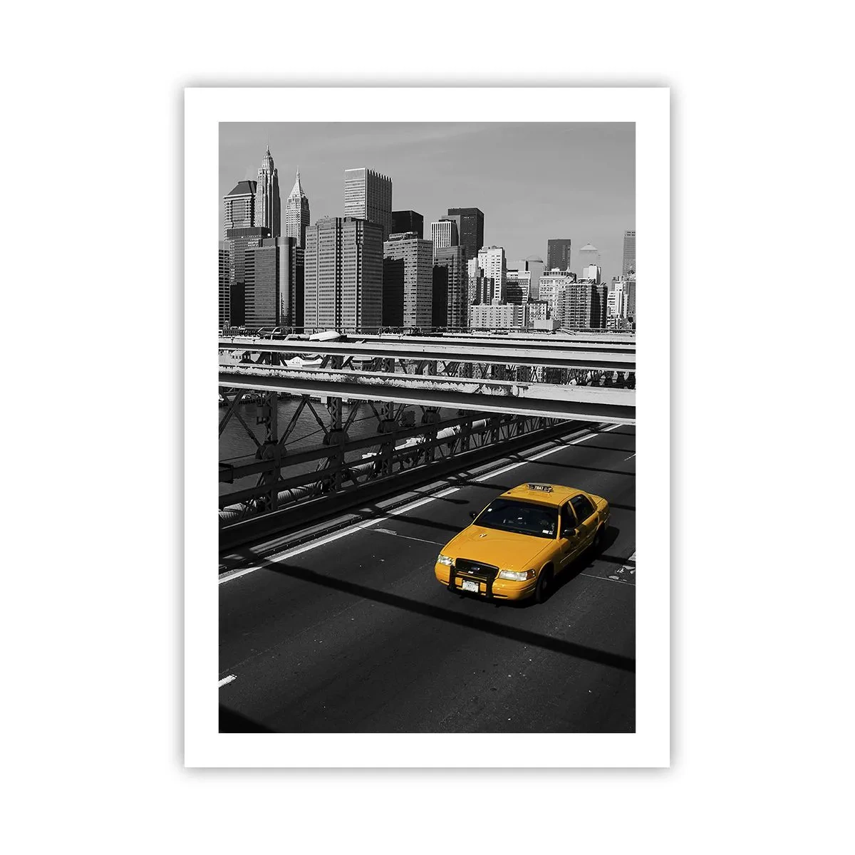Poster - Ein gelbes Taxi vor einem schwarz-weißen Stadthintergrund - 50x70cm - Die Farbe einer Großstadt - Moderne Wanddekoration für Wohnzimmer und Schlafzimmer ARTTOR