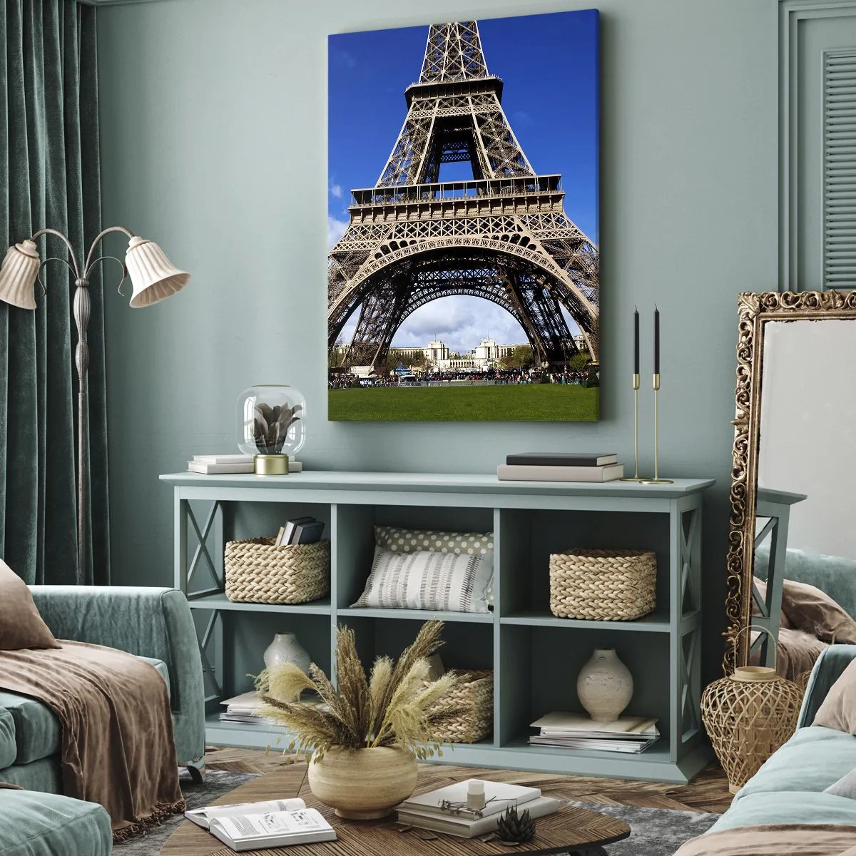 Bild auf Leinwand - Leinwandbild - Der Eiffelturm vor dem Hintergrund eines blauen Himmels und eines grünen Parks - 50x70cm - Ganz Paris zu ihren Füßen - Moderne Wanddekoration für Wohnzimmer und Schlafzimmer ARTTOR