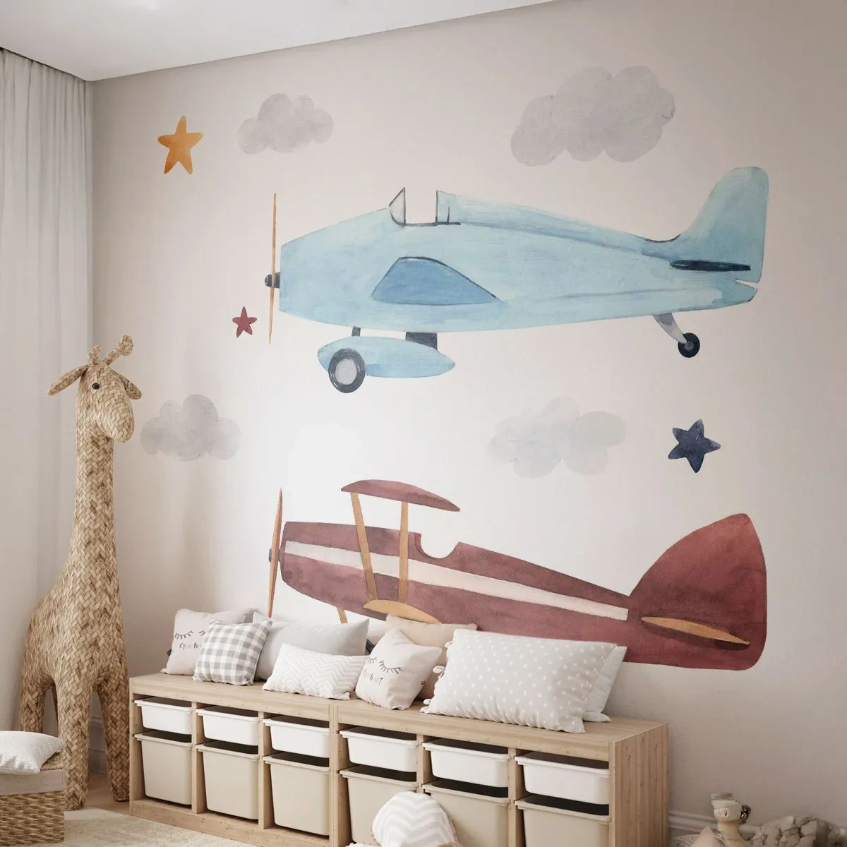 Fototapete Premium Sand - Zwei bunte Flugzeuge zwischen Wolken und Sternen auf weißem Hintergrund. - 100x70cm - Wir warten, Herr Pilot! - Moderne Wanddekoration für Wohnzimmer und Schlafzimmer ARTTOR