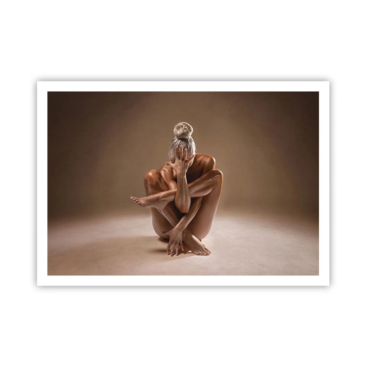 Poster - Künstlerische Silhouette einer Frau auf beigem Hintergrund - 100x70cm - Die Einheit von Körper und Geist - Moderne Wanddekoration für Wohnzimmer und Schlafzimmer ARTTOR
