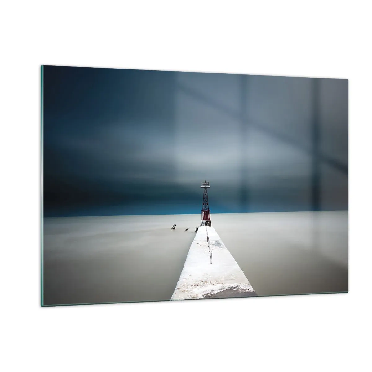 Glasbild - Bild auf glas - Ein minimalistischer Pier, der zum Leuchtturm führt, vor der Kulisse von Meer und Himmel - 120x80cm - Um der Weite zu begegnen - Moderne Wanddekoration für Wohnzimmer und Schlafzimmer ARTTOR