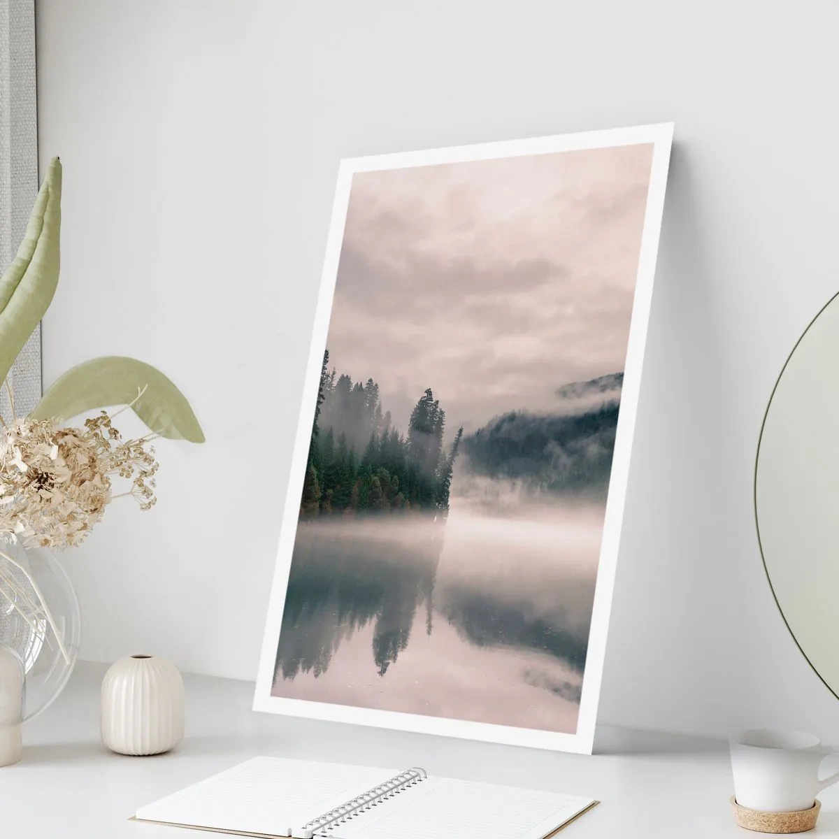 Poster - Ein nebliger Wald spiegelt sich in der ruhigen Oberfläche des Sees - 50x70cm - In Reflexion, im Nebel - Moderne Wanddekoration für Wohnzimmer und Schlafzimmer ARTTOR