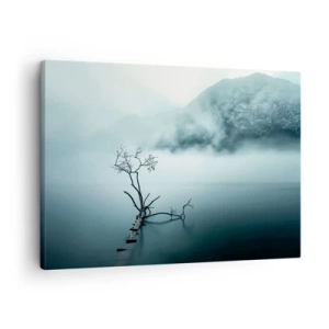 Bild auf Leinwand - Leinwandbild - Ein einsamer Baum im Wasser, umgeben von Nebel und Bergen - 70x50cm - Aus Wasser und Nebel - Moderne Wanddekoration für Wohnzimmer und Schlafzimmer ARTTOR