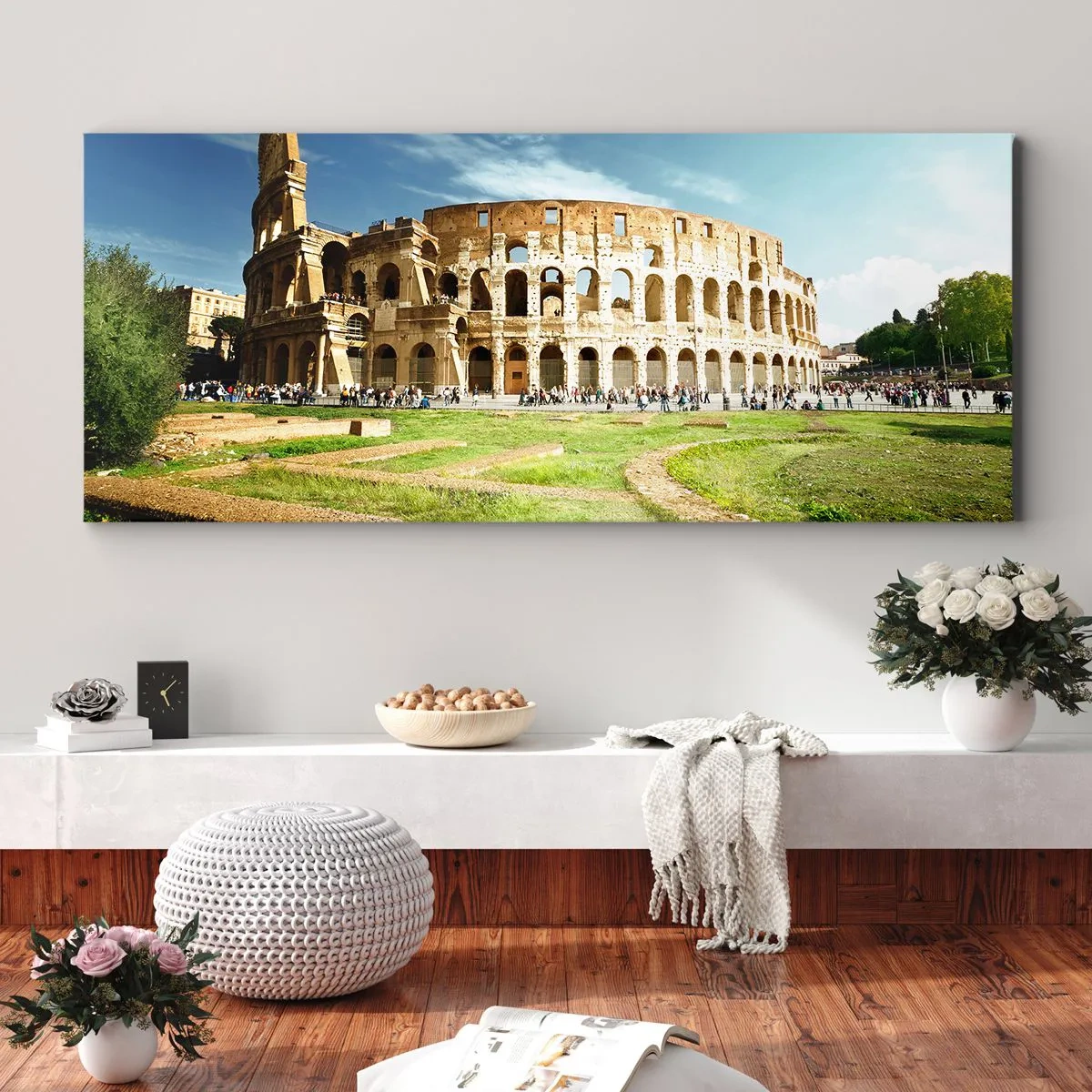 Bild auf Leinwand - Leinwandbild - Das Kolosseum in Rom, umgeben von Grün und blauem Himmel - 120x50cm - Wir können immer noch das Knallen der Waffe hören - Moderne Wanddekoration für Wohnzimmer und Schlafzimmer ARTTOR