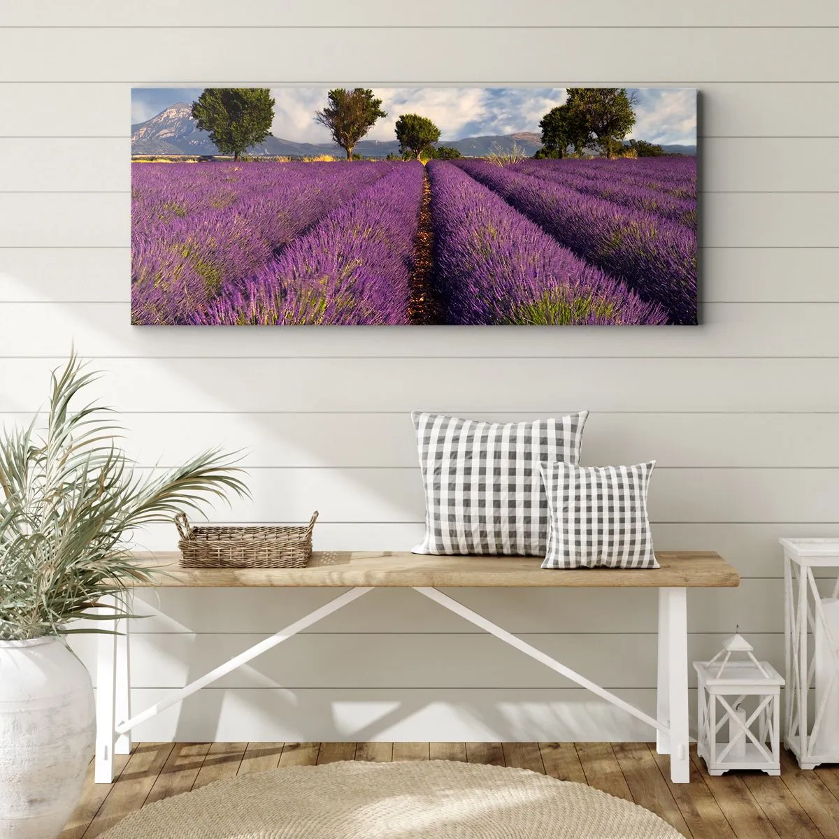 Bild auf Leinwand - Leinwandbild - Ein Lavendelfeld mit Bäumen vor der Kulisse von Bergen und Himmel - 140x50cm - Lavendelfelder - Moderne Wanddekoration für Wohnzimmer und Schlafzimmer ARTTOR