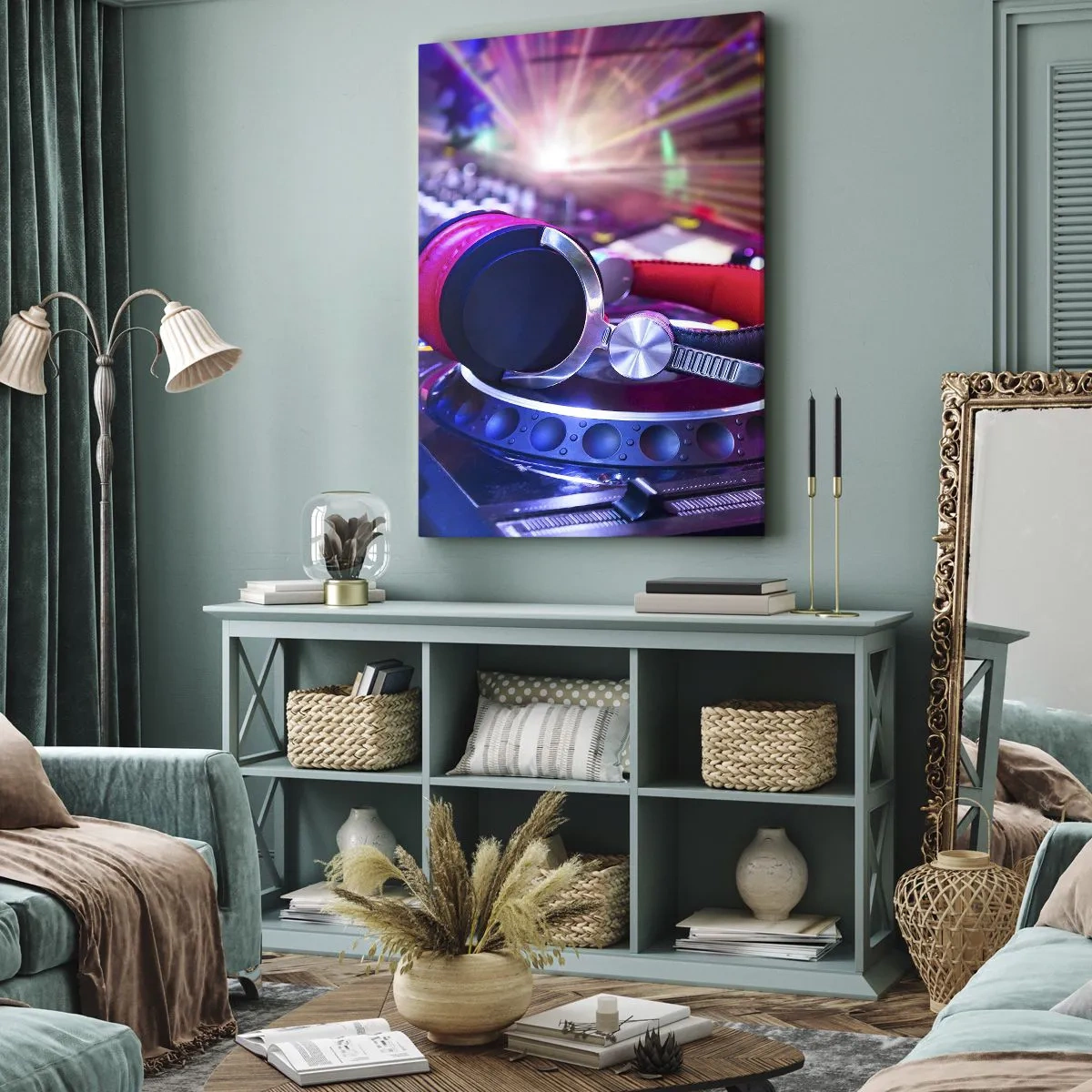 Bild auf Leinwand - Leinwandbild - DJ-Kopfhörer auf einer Konsole, die von Scheinwerfern auf einer Party beleuchtet wird - 50x70cm - Es wird, es wird passieren - Moderne Wanddekoration für Wohnzimmer und Schlafzimmer ARTTOR