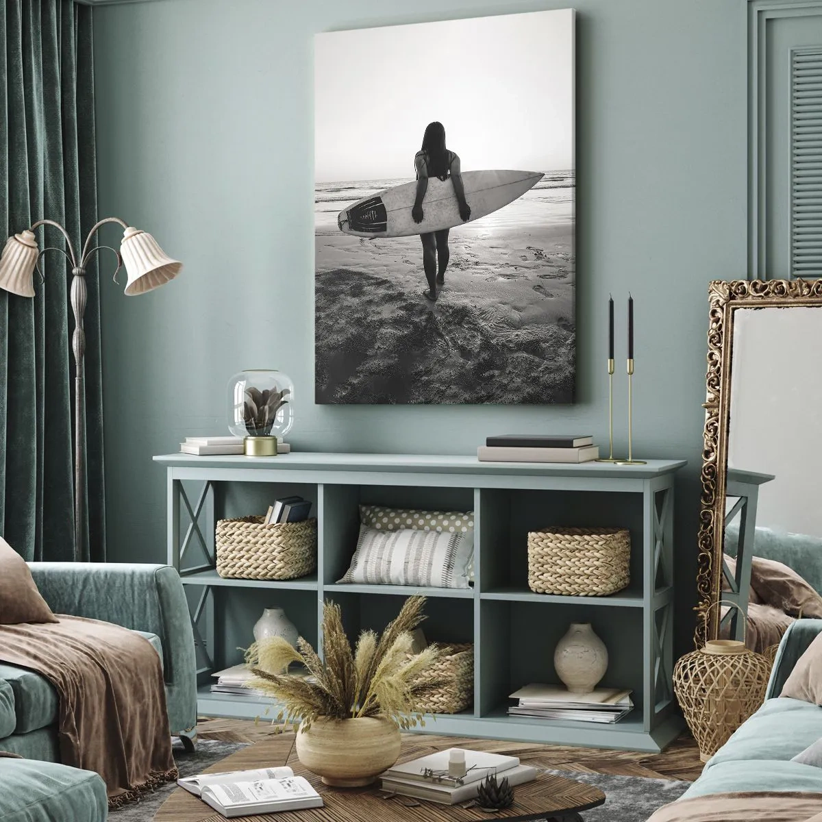 Bild auf Leinwand - Leinwandbild - Frau mit Surfbrett am Strand in Schwarz und Weiß - 70x100cm - Die Tochter der Meereswelle - Moderne Wanddekoration für Wohnzimmer und Schlafzimmer ARTTOR