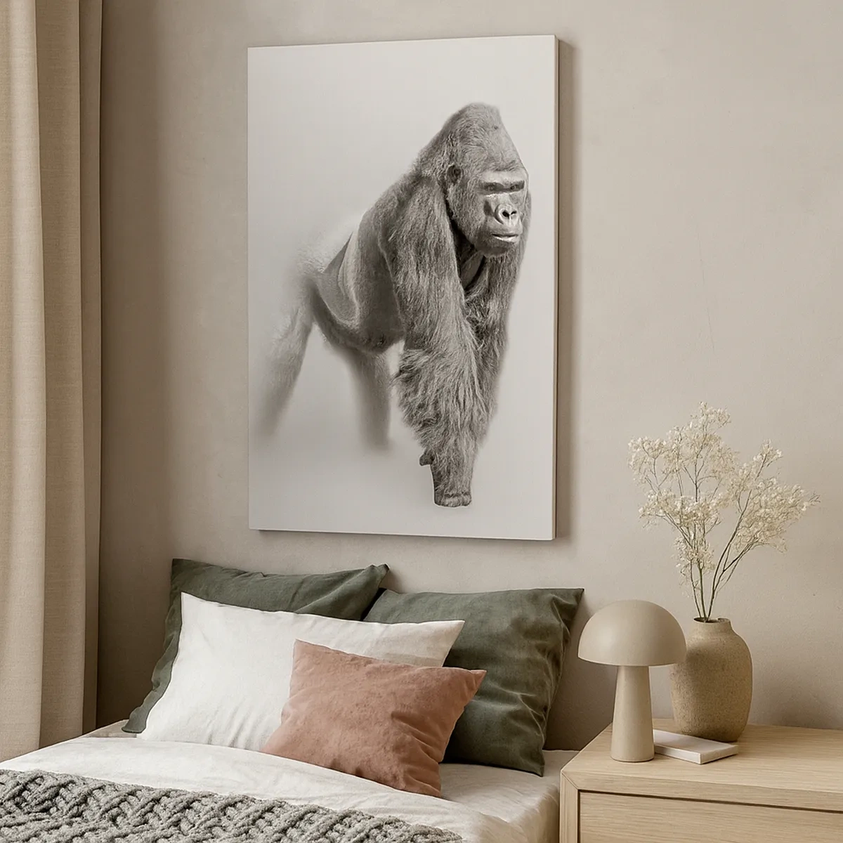 Bild auf Leinwand - Leinwandbild - Gorilla in monochromen Tönen auf weißem Hintergrund - 50x70cm - Zuversichtlich in seiner Stärke - Moderne Wanddekoration für Wohnzimmer und Schlafzimmer ARTTOR