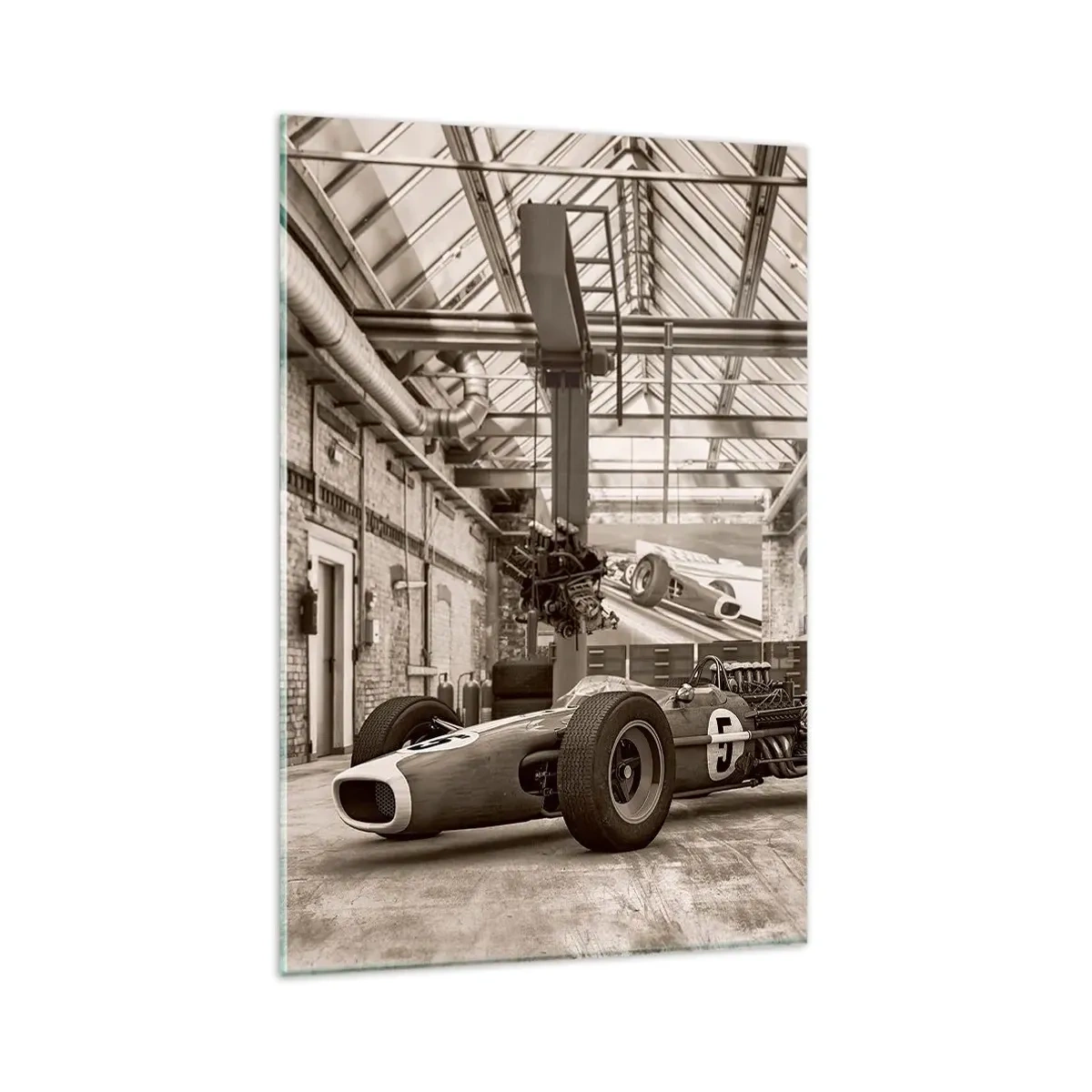Glasbild - Bild auf glas - Schwarz-weißer Rennwagen in einem industriellen Interieur - 80x120cm - Die Siegerruhe - Moderne Wanddekoration für Wohnzimmer und Schlafzimmer ARTTOR