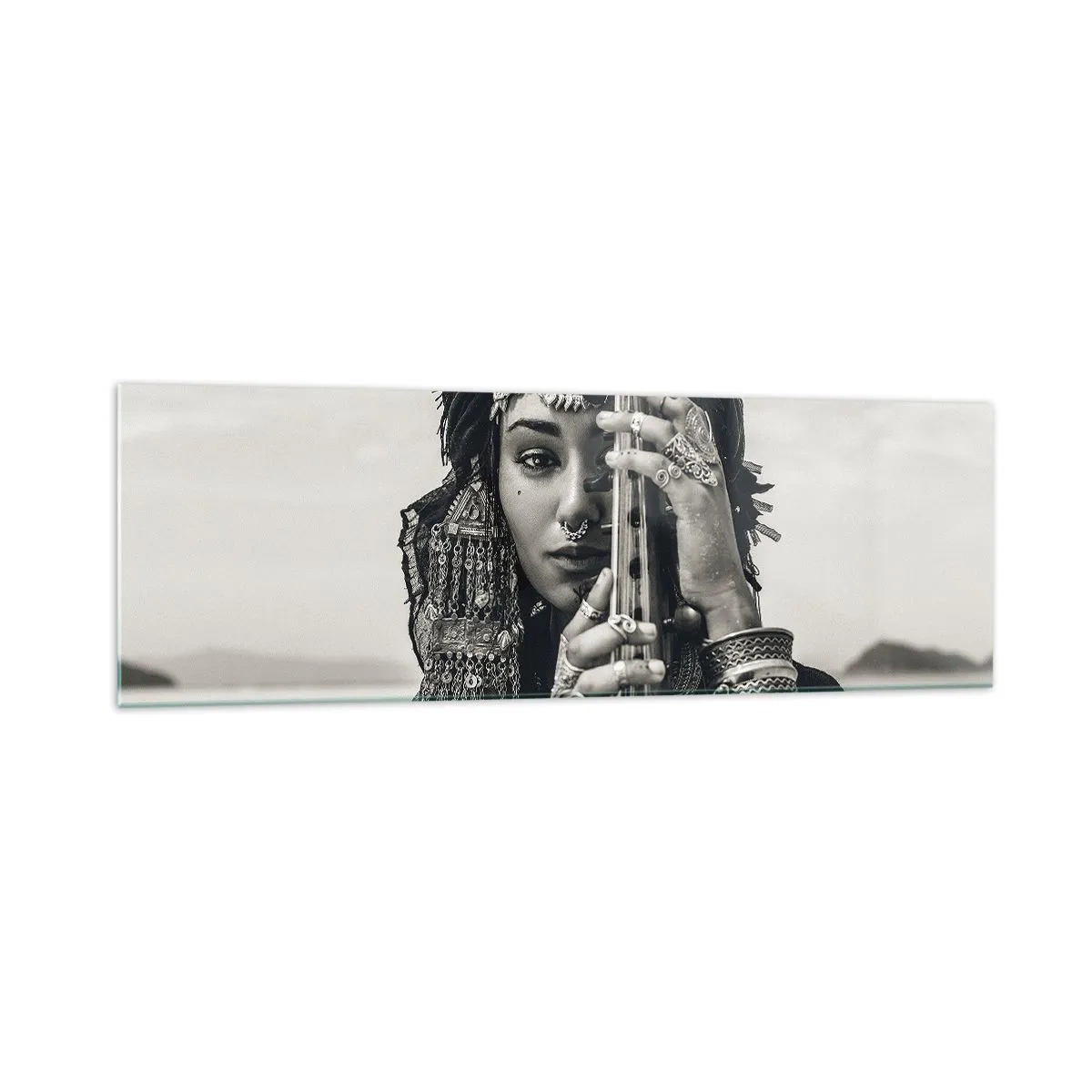 Glasbild - Bild auf glas - Porträt einer Frau mit ethnischem Schmuck, die ein Instrument in der Hand hält - 160x50cm - Die Musik des Orients selbst - Moderne Wanddekoration für Wohnzimmer und Schlafzimmer ARTTOR