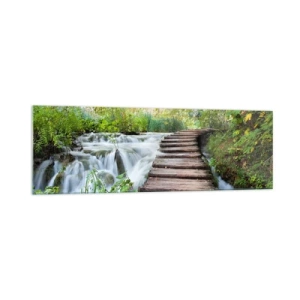 Glasbild - Bild auf glas - Eine Holzbrücke über einen Wasserfall, umgeben von üppigem grünen Wald. - 160x50cm - Das Wasser ist überhaupt nicht ruhig - Moderne Wanddekoration für Wohnzimmer und Schlafzimmer ARTTOR