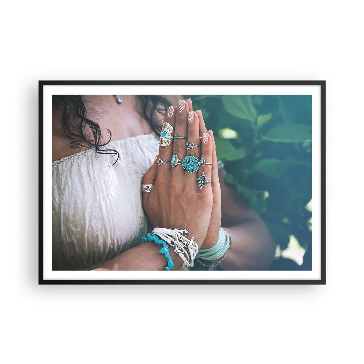 Poster in einem schwarzem Rahmen - Mit Boho-Schmuck verzierte Hände - 100x70cm - Willkommen im Zentrum des Seins - Moderne Wanddekoration für Wohnzimmer und Schlafzimmer ARTTOR