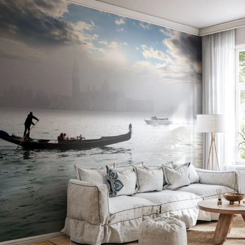 Fototapete Premium Sand - Gondel auf ruhigem Wasser an einem nebligen Morgen - 100x70cm - Eine fabelhafte Stadt aus Wasser und Nebel - Moderne Wanddekoration für Wohnzimmer und Schlafzimmer ARTTOR