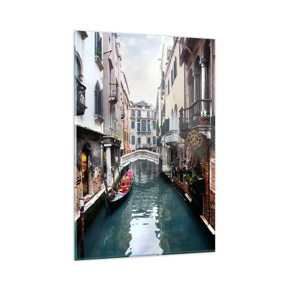 Glasbild - Bild auf glas - Ein Kanal in Venedig mit einer Gondel und historischen Gebäuden - 80x120cm - Venezianische Landschaft mit Gondel und Brücke - Moderne Wanddekoration für Wohnzimmer und Schlafzimmer ARTTOR