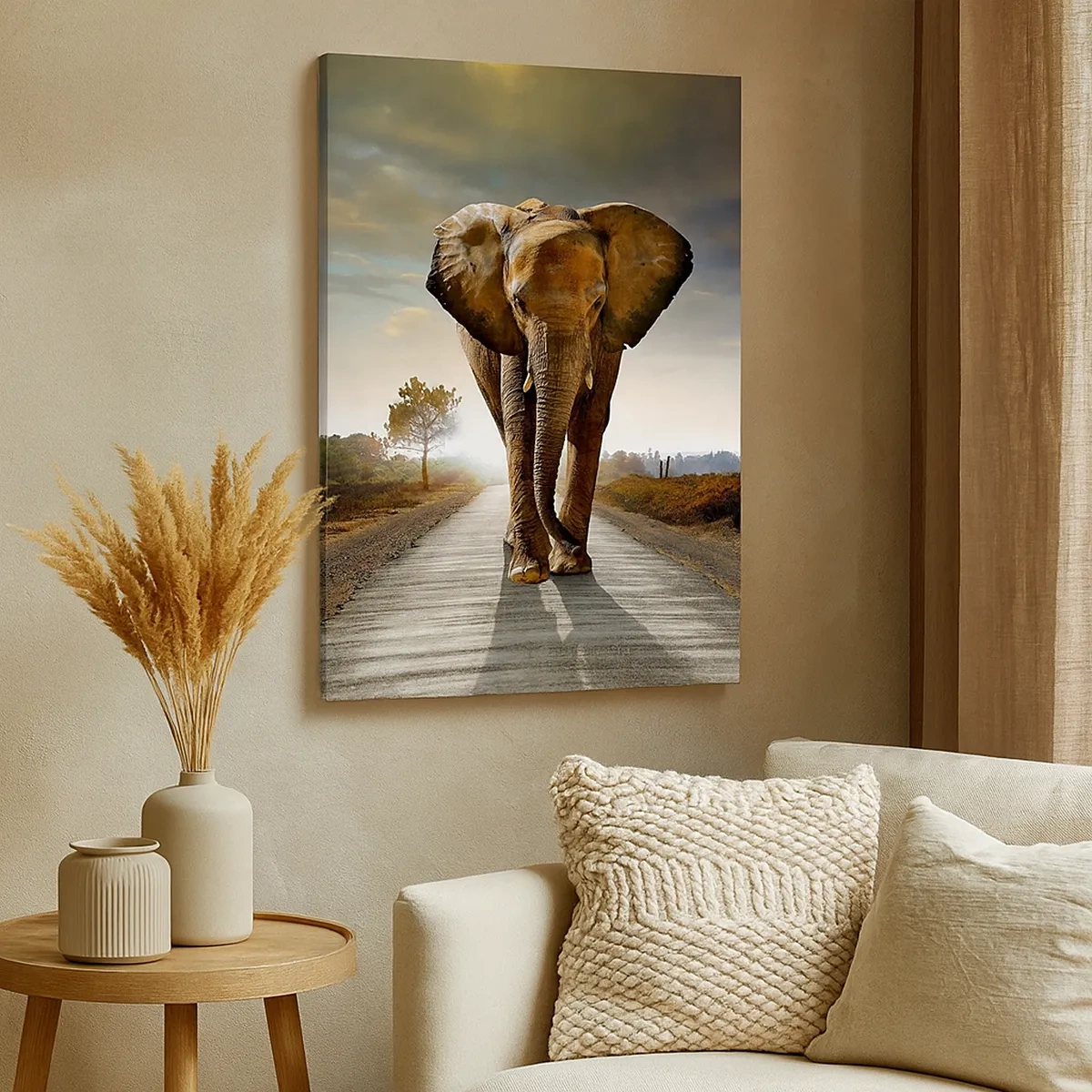 Bild auf Leinwand - Leinwandbild - Ein Elefant, der bei Sonnenuntergang auf einer Straße durch eine Landschaft läuft - 50x70cm - Und schon gar nicht in einem Porzellanlager - Moderne Wanddekoration für Wohnzimmer und Schlafzimmer ARTTOR