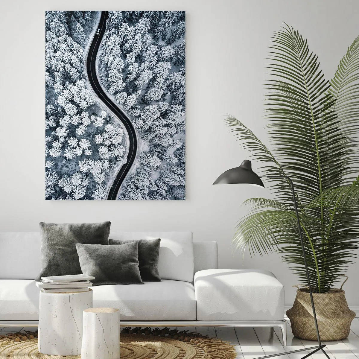 Glasbild - Bild auf glas - Eine kurvenreiche Straße durch einen Winterwald, von einer Drohne aus gesehen - 50x70cm - Durch den Winterwald - Moderne Wanddekoration für Wohnzimmer und Schlafzimmer ARTTOR