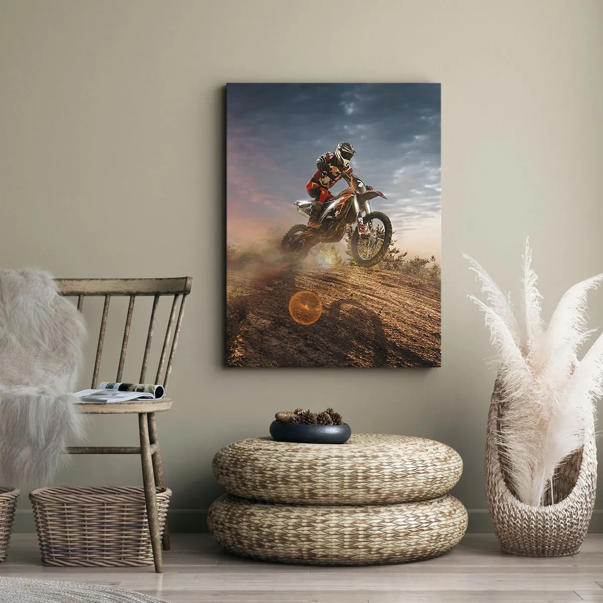 Bild auf Leinwand - Leinwandbild - Motorradfahrer in den Dünen bei Sonnenuntergang - 80x120cm - Für den Sieg - Moderne Wanddekoration für Wohnzimmer und Schlafzimmer ARTTOR