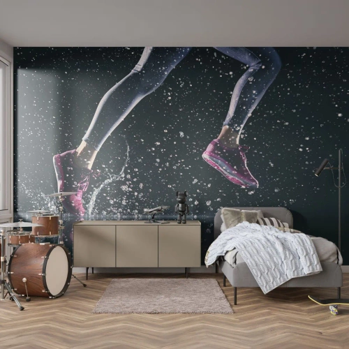 Fototapete Standard Eco - Dynamisches Laufen in Pfützen mit Wasserspritzern - 100x70cm - Wie viel Kraft in den Beinen - Moderne Wanddekoration für Wohnzimmer und Schlafzimmer ARTTOR