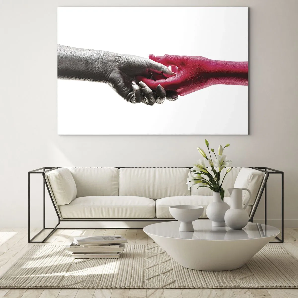 Glasbild - Bild auf glas - Nahaufnahme von zwei Händen, eine in Schwarz, die andere in Rot, die sich gegenseitig halten - 70x50cm - Gemeinsam, obwohl anders - Moderne Wanddekoration für Wohnzimmer und Schlafzimmer ARTTOR