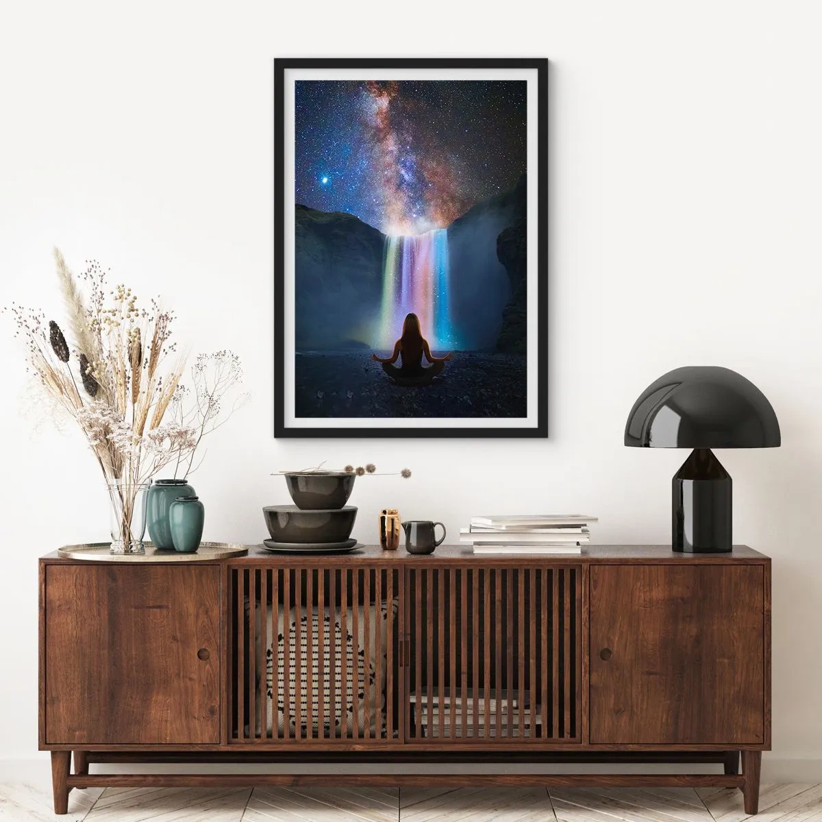 Poster in einem schwarzem Rahmen - Eine Frau meditiert an einem leuchtenden Wasserfall unter einem Sternenhimmel. - 50x70cm - Absolute Harmonie - Moderne Wanddekoration für Wohnzimmer und Schlafzimmer ARTTOR