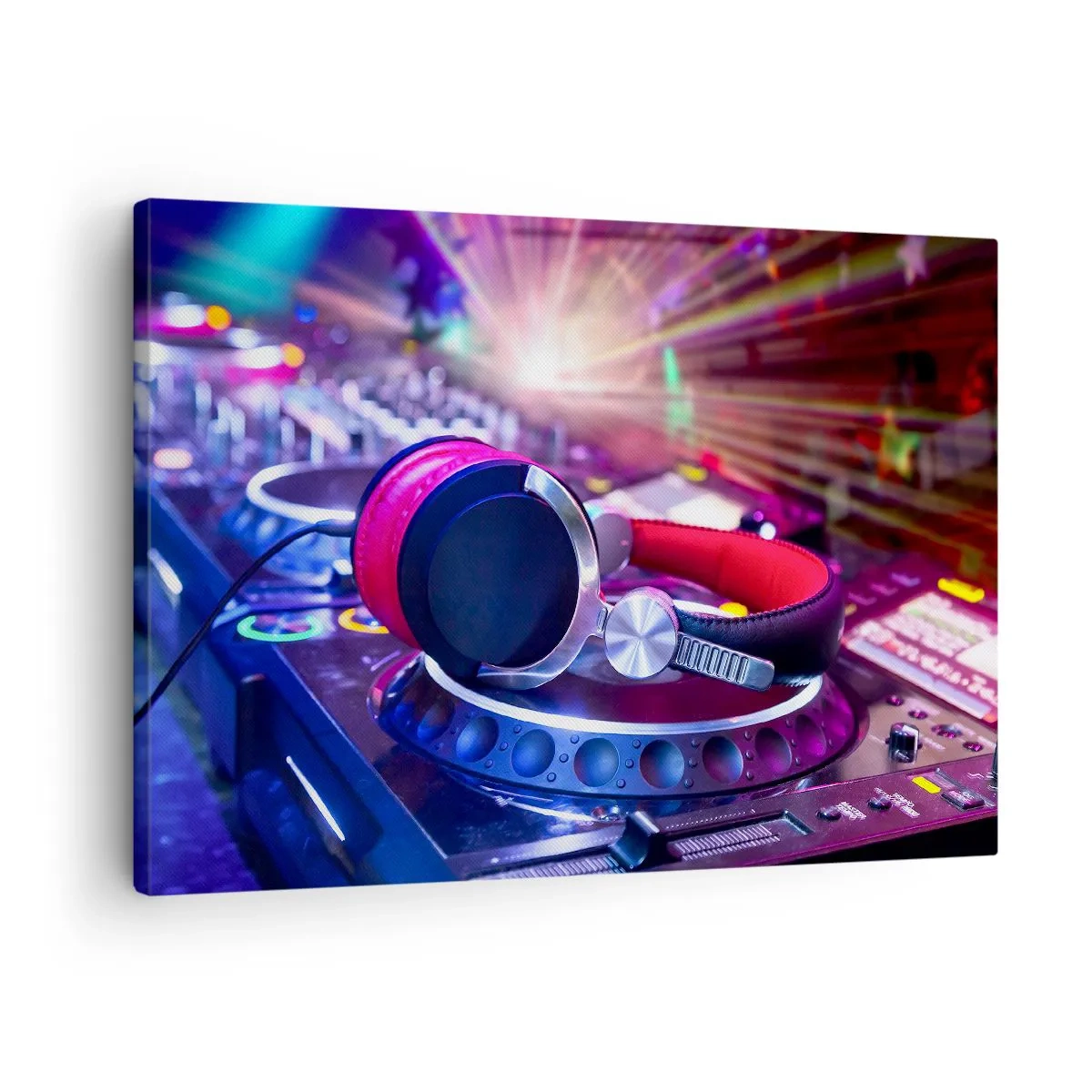 Bild auf Leinwand - Leinwandbild - DJ-Kopfhörer auf einer Konsole, die von Scheinwerfern auf einer Party beleuchtet wird - 70x50cm - Es wird, es wird passieren - Moderne Wanddekoration für Wohnzimmer und Schlafzimmer ARTTOR