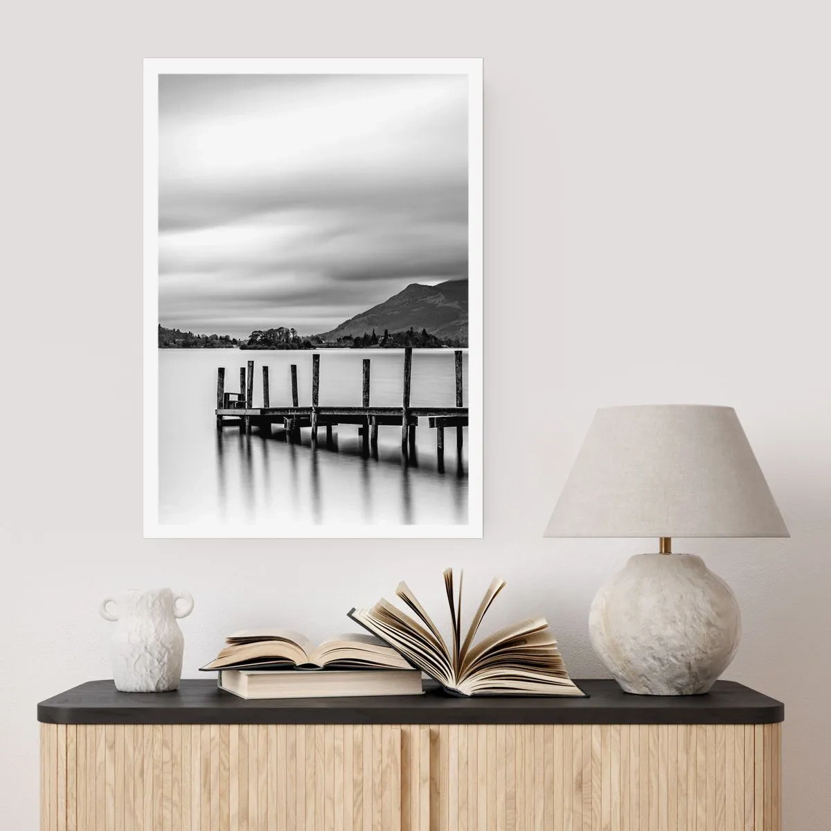 Poster - Schwarz-Weiß-Szene mit einem See, einem Pier und Bergen - 50x70cm - Milde und Kraft - Moderne Wanddekoration für Wohnzimmer und Schlafzimmer ARTTOR