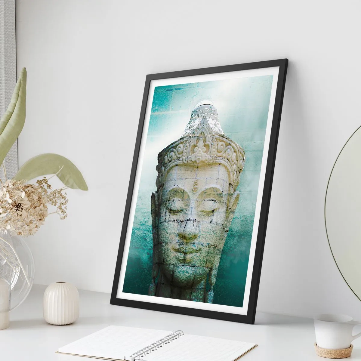 Poster in einem schwarzem Rahmen - Eine Buddha-Statue vor einem Hintergrund in dezenten Grüntönen - 50x70cm - Auf der Suche nach dem Licht - Moderne Wanddekoration für Wohnzimmer und Schlafzimmer ARTTOR