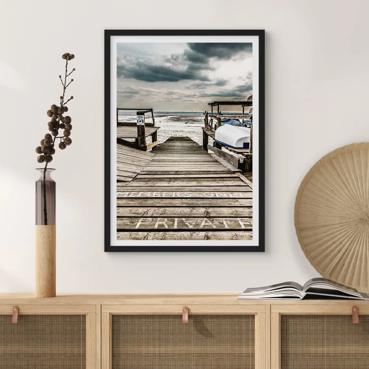 Poster in einem schwarzem Rahmen - Holzsteg über dem Meer - 50x70cm - Mitternachtsstrand - Moderne Wanddekoration für Wohnzimmer und Schlafzimmer ARTTOR