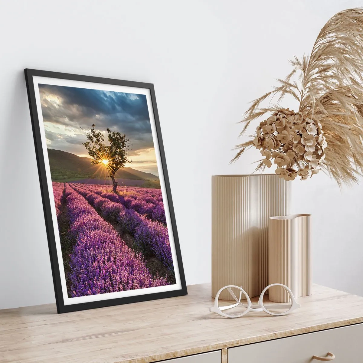 Poster in einem schwarzem Rahmen - Fliederfarbenes Aroma - 30x40 cm
