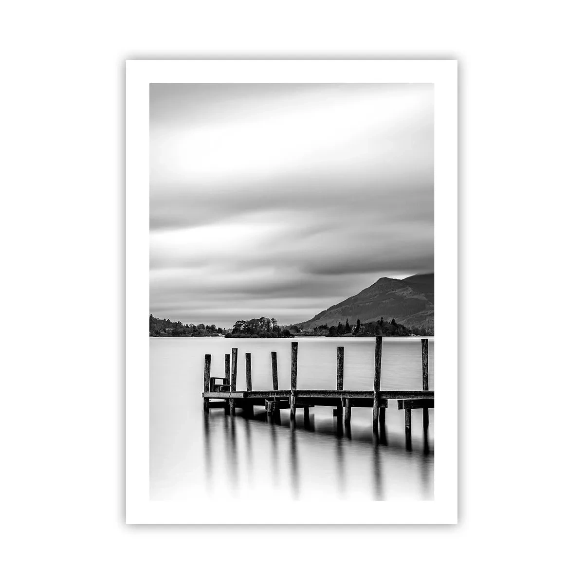 Poster - Schwarz-Weiß-Szene mit einem See, einem Pier und Bergen - 50x70cm - Milde und Kraft - Moderne Wanddekoration für Wohnzimmer und Schlafzimmer ARTTOR