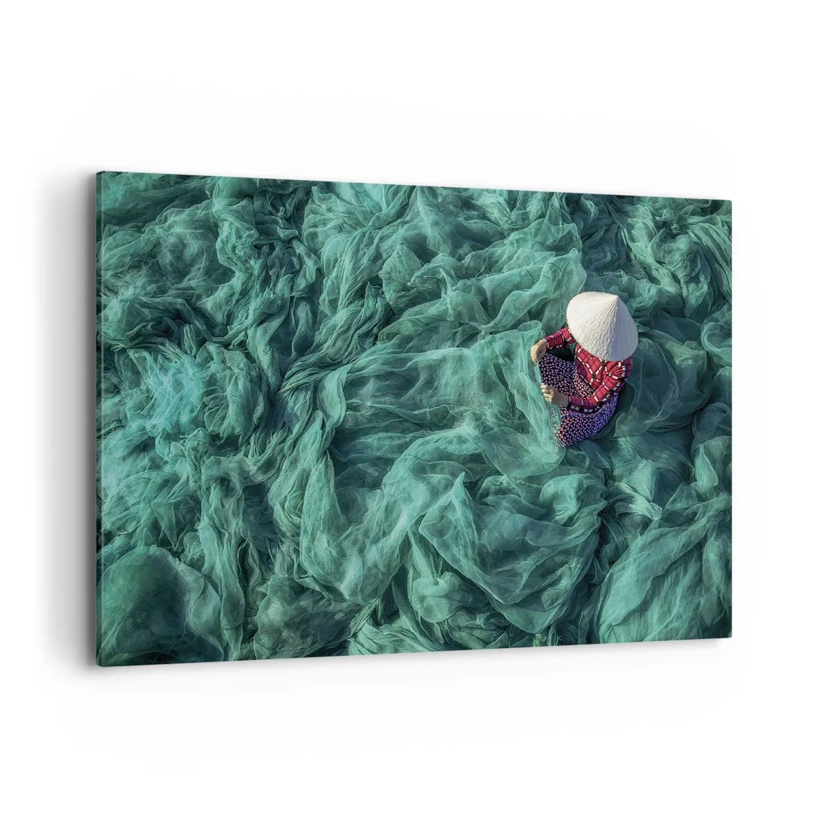 Bild auf Leinwand - Leinwandbild - Eine Person mit Hut zwischen grünen Fischernetzen - 120x80cm - In einem Meer aus Netzen - Moderne Wanddekoration für Wohnzimmer und Schlafzimmer ARTTOR