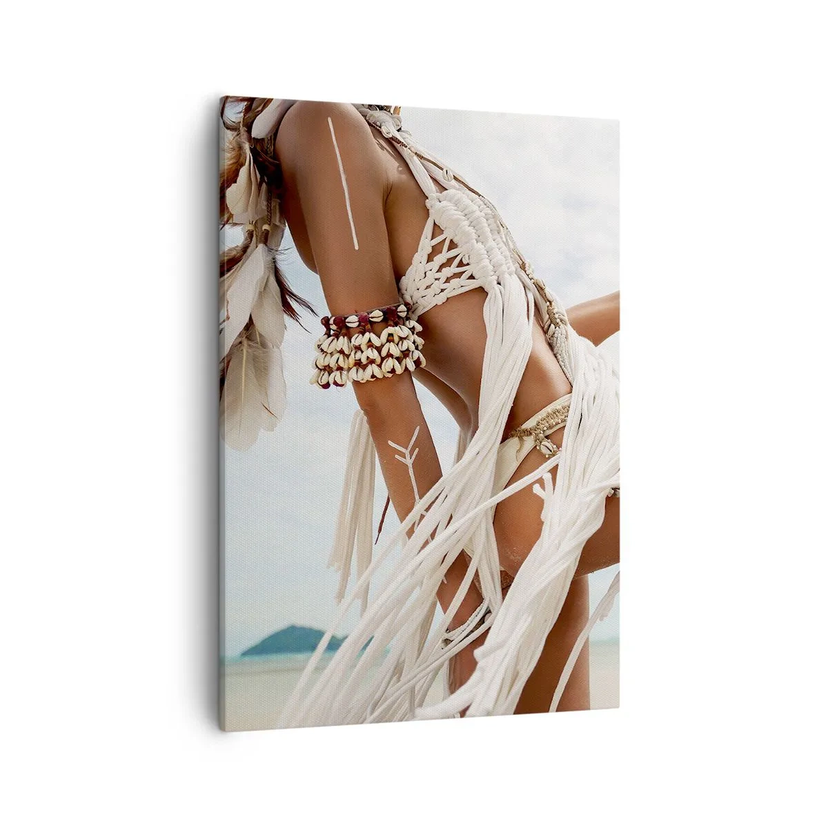 Bild auf Leinwand - Leinwandbild - Eine Frauenfigur mit ethnischen Ornamenten und Kleidung vor dem Hintergrund einer tropischen Landschaft. - 50x70cm - Eine Priesterin der Sonne - Moderne Wanddekoration für Wohnzimmer und Schlafzimmer ARTTOR