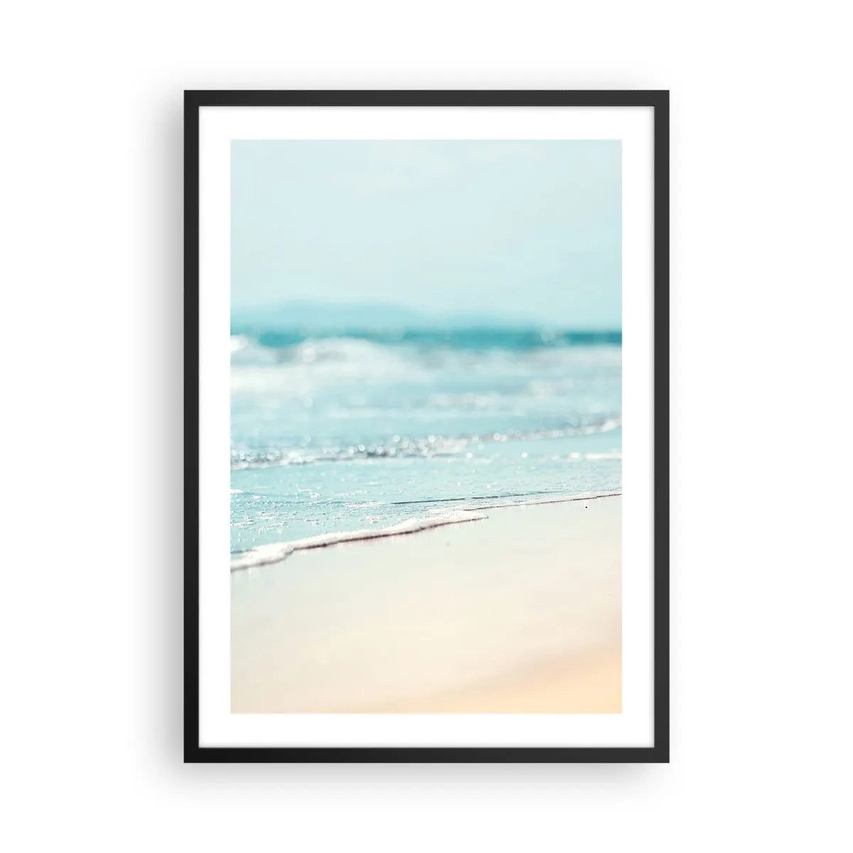 Poster in einem schwarzem Rahmen - Ein sanfter Strand und ruhige Wellen in Pastellfarben - 50x70cm - Hitze und Lärm - Moderne Wanddekoration für Wohnzimmer und Schlafzimmer ARTTOR