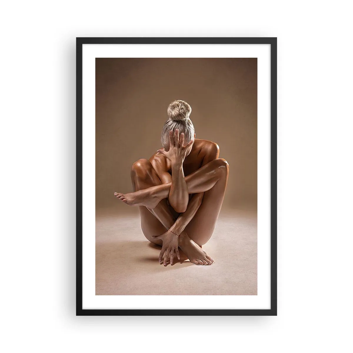 Poster in einem schwarzem Rahmen - Künstlerische Aufnahme einer Frau in sinnlicher Pose vor beigem Hintergrund - 50x70cm - Die Einheit von Körper und Geist - Moderne Wanddekoration für Wohnzimmer und Schlafzimmer ARTTOR