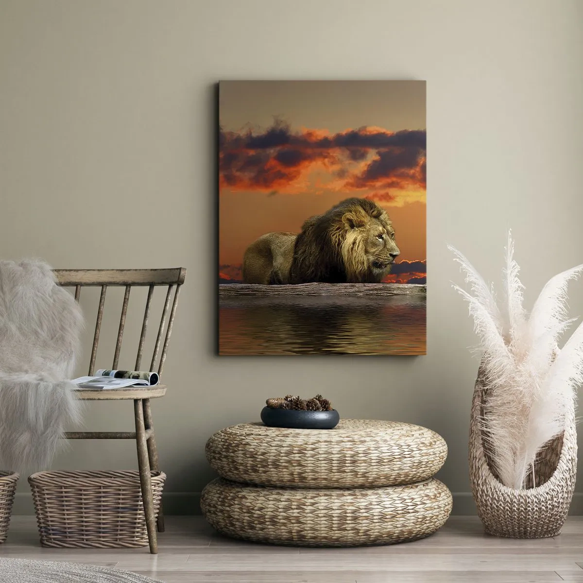 Bild auf Leinwand - Leinwandbild - Ein Löwe ruht bei Sonnenuntergang vor einem dramatischen Himmel am Wasser. - 50x70cm - König der Natur - Moderne Wanddekoration für Wohnzimmer und Schlafzimmer ARTTOR