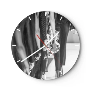 Wanduhr - Glasuhr - Schwarz-weiße Silhouetten von Models in eleganten Outfits - 30x30cm - Eine stilvolle Parade - Moderne Wanddekoration für Wohnzimmer, Küche und Schlafzimmer ARTTOR