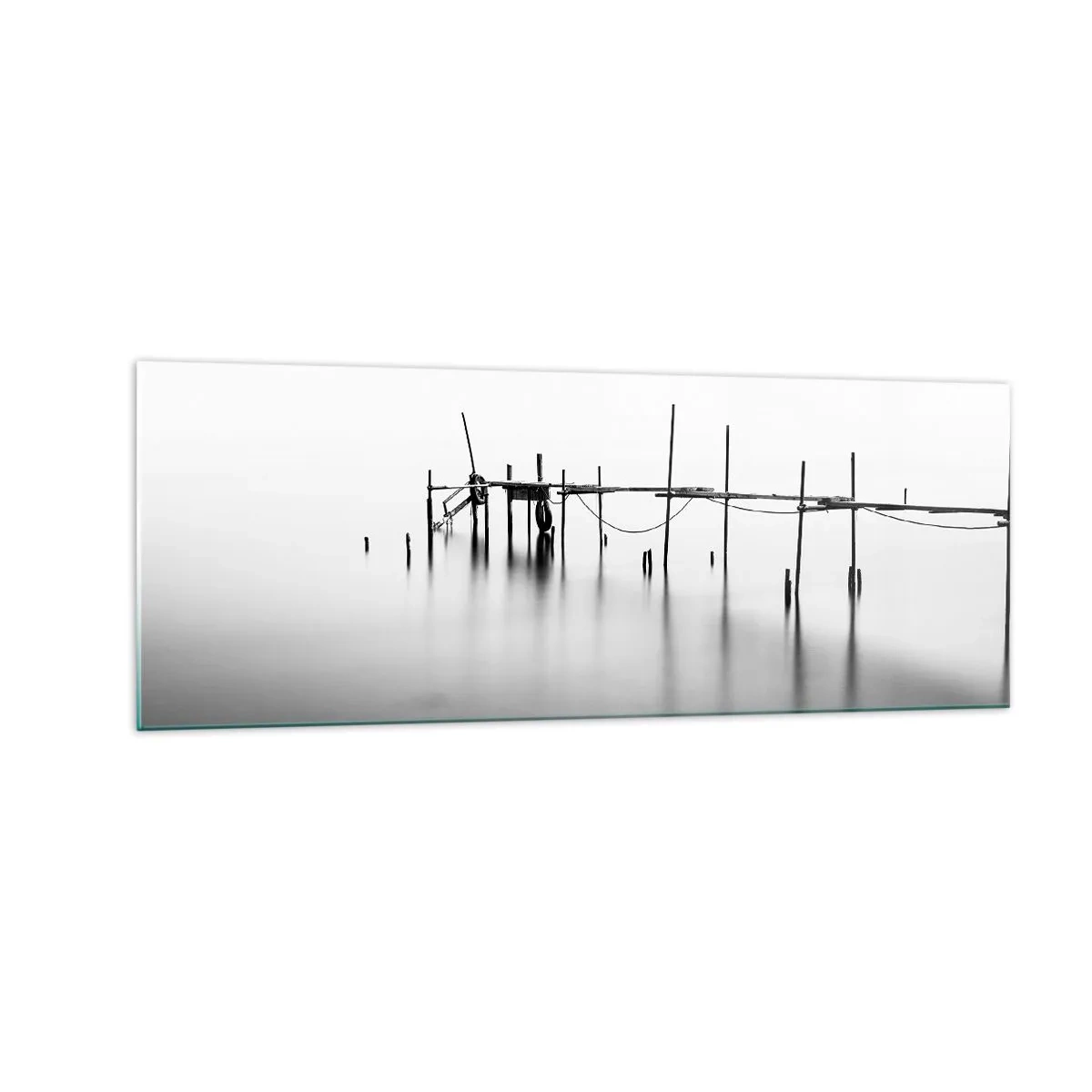 Glasbild - Bild auf glas - Ein schwarz-weißer Steg inmitten einer nebligen Landschaft - 140x50cm - Was ist, wenn es keine Welt gibt? - Moderne Wanddekoration für Wohnzimmer und Schlafzimmer ARTTOR