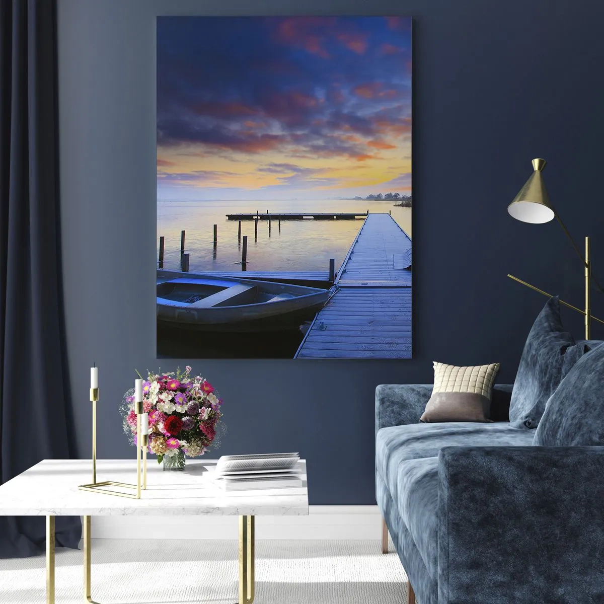 Glasbild - Bild auf glas - Ein Seesteg bei Sonnenuntergang mit einem Boot am Ufer - 80x120cm - Violett-goldene Ruhe - Moderne Wanddekoration für Wohnzimmer und Schlafzimmer ARTTOR