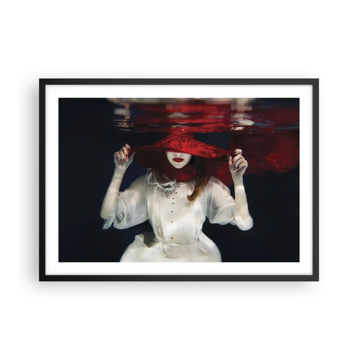 Poster in einem schwarzem Rahmen - Eine Frau mit rotem Hut im Wasser - 70x50cm - Boshafte Göttin in der slawischen Mythologie - Moderne Wanddekoration für Wohnzimmer und Schlafzimmer ARTTOR