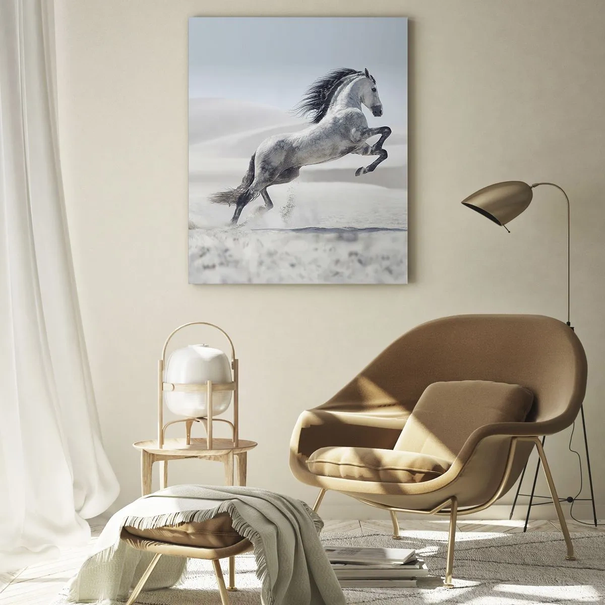 Glasbild - Bild auf glas - Ein weißes Pferd springt vor der Kulisse der Wüstendünen - 50x70cm - Arabischer Prinz - Moderne Wanddekoration für Wohnzimmer und Schlafzimmer ARTTOR