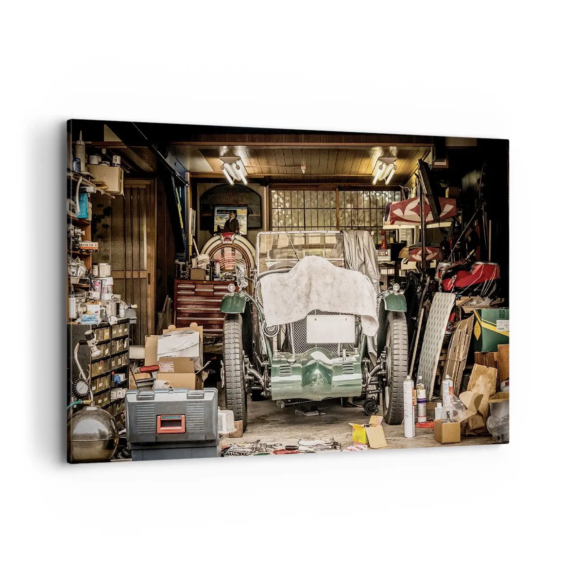 Bild auf Leinwand - Leinwandbild - Ein altes Auto in einer Garage, umgeben von Werkzeugen und Geräten - 120x80cm - Zurück in die Vergangenheit - Moderne Wanddekoration für Wohnzimmer und Schlafzimmer ARTTOR